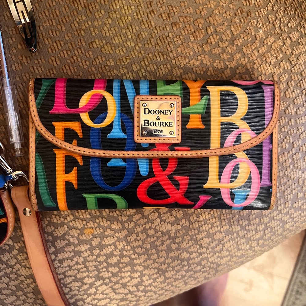 Dooney and Bourke vintage rainbow grafica Vanessa tote with accessories - Picture 5 of 7